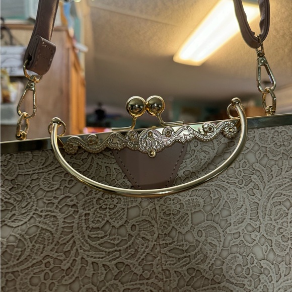 Beautiful lace and leather handbag with strap and beautiful detail - Picture 3 of 5
